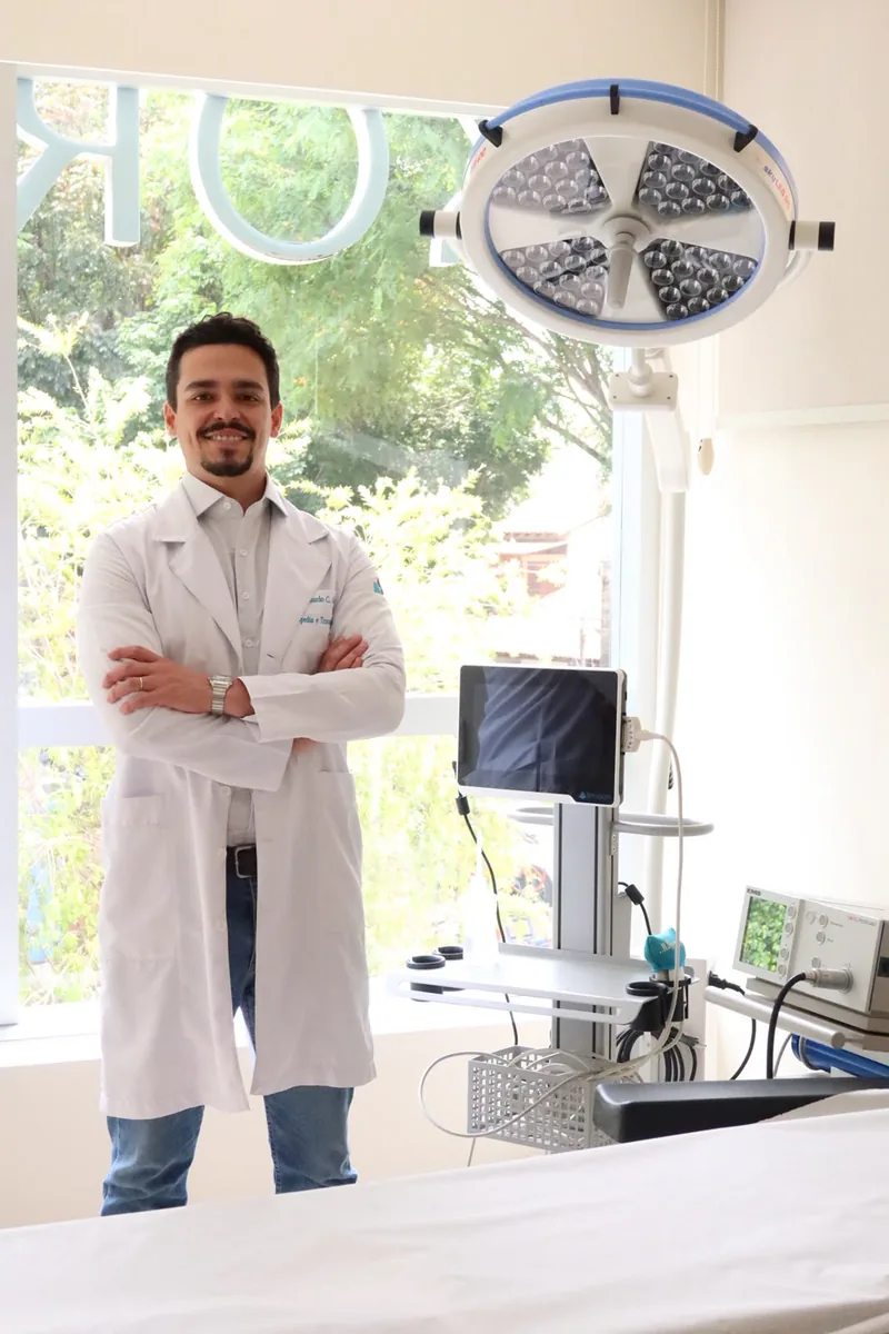 Dr. Bernardo Catão Queiroz na sala de procedimentos da Körpem, em Belo Horizonte